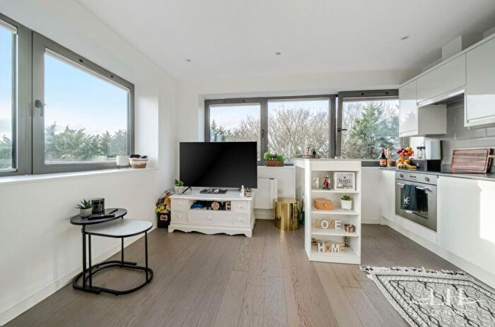 1 Bedroom Flat For Sale In Regent House, Hubert Road, Brentwood, CM14