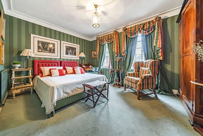 2 Bedroom Flat For Sale In Wimbledon Park Side, Wimbledon Common, London, SW19