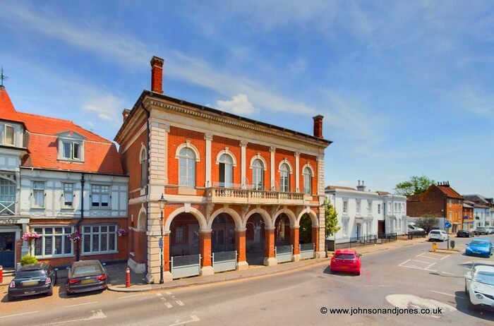 1 Bedroom Flat To Rent In Old Town Hall, Chertsey, KT16