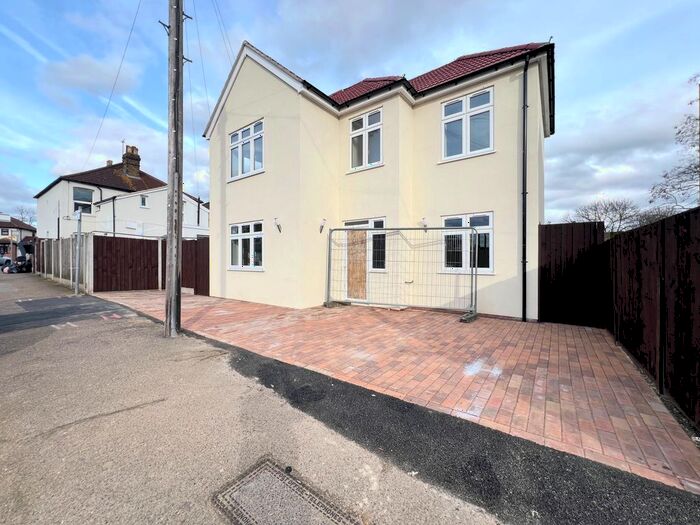 4 Bedroom Detached House To Rent In Cedar Road, Romford, RM7