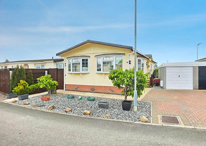 2 Bedroom Mobile/park Home For Sale In Lindum Park, Ruskington, NG34