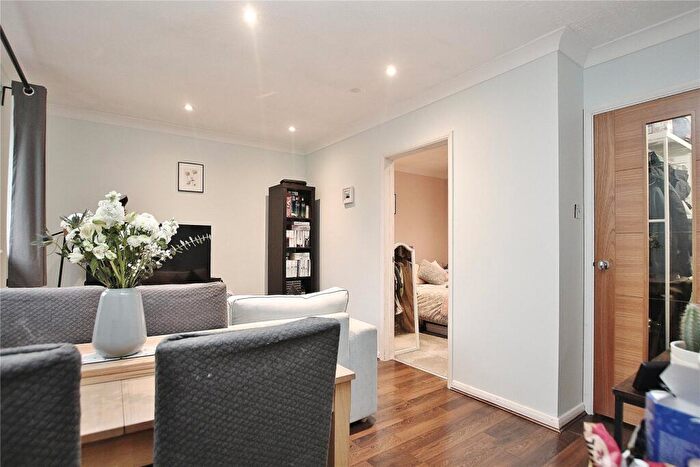 1 Bedroom Flat For Sale In Inkerman Road, Knaphill, Woking, Surrey, GU21