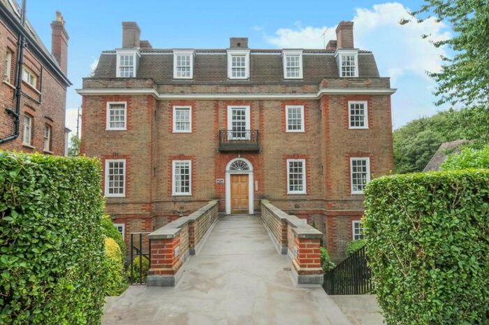 2 Bedroom Flat To Rent In Church Crescent, London, N10