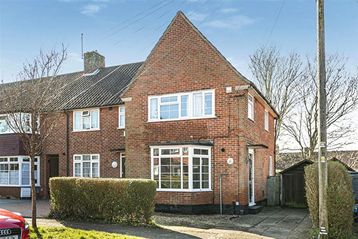 3 Bedroom Semi-Detached House For Sale In Newfields, Welwyn Garden City, AL8