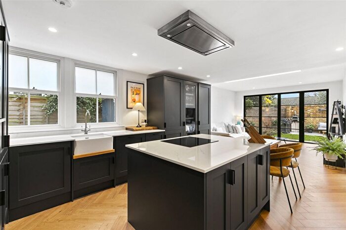 3 Bedroom Flat For Sale In Dornton Road, SW12