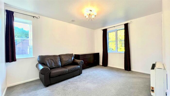 2 Bedroom Flat To Rent In Admirals Court, Reading, Berkshire, RG1