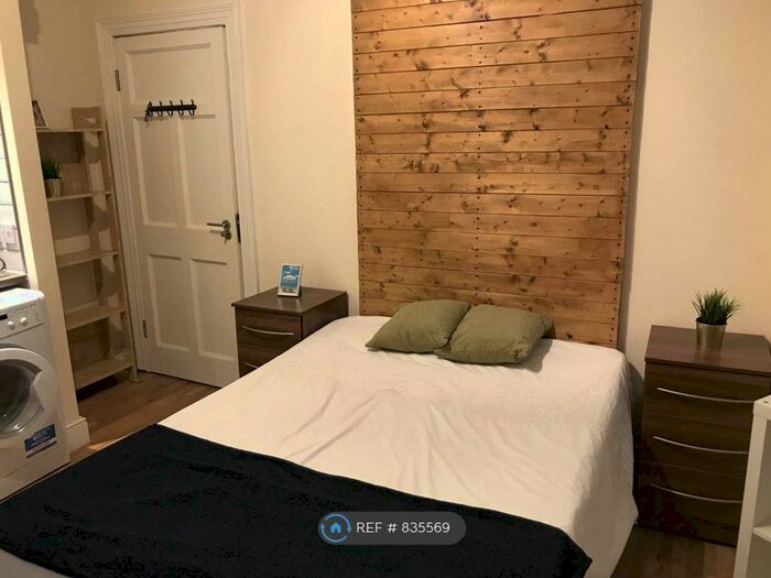 Studio To Rent In Widdenham Road, London, N7