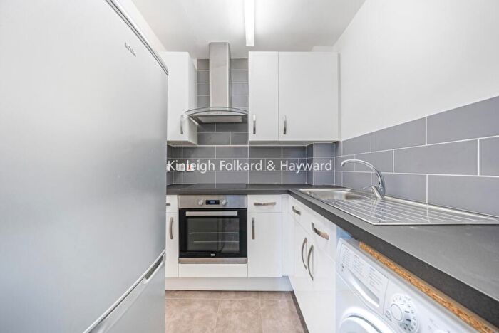 Flat To Rent In Belsize Grove, London, NW3