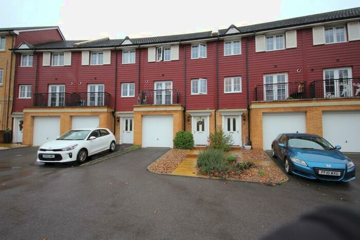 3 Bedroom Town House To Rent In Elsanta Crescent, Fareham, PO14