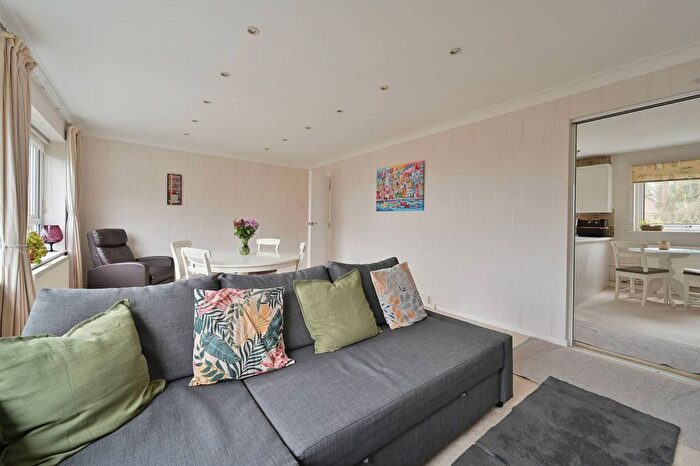 2 Bedroom Flat To Rent In Ivinghoe Road, Bushey, WD23