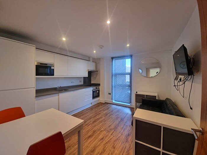 3 Bedroom Flat To Rent In Hampden Road, Turnpike Lane, N8