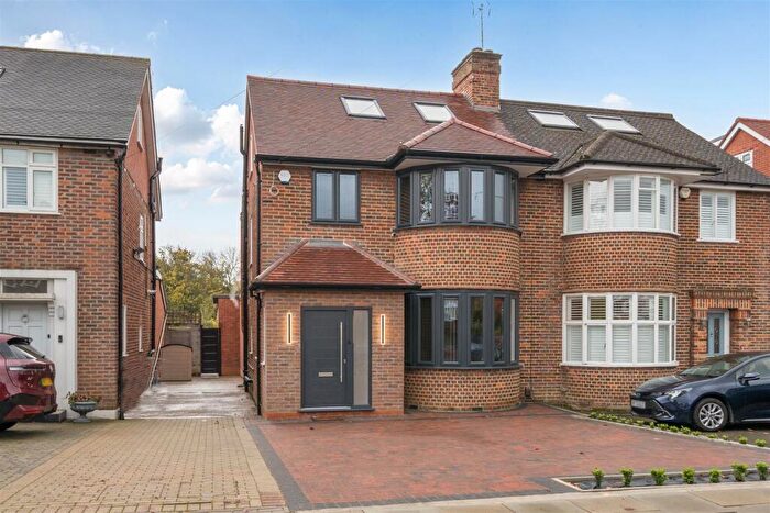 4 Bedroom Semi-Detached House For Sale In Walmington Fold, Woodside Park, N12