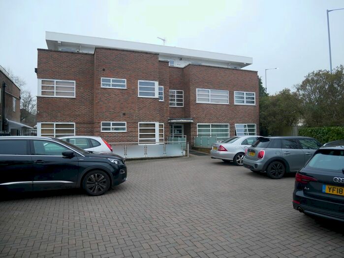 3 Bedroom Flat To Rent In Ashley Lane, Hendon NW4