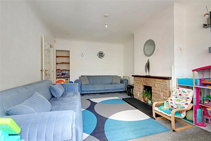 2 Bedroom Maisonette For Sale In Westfield Close, Enfield, Middlesex, EN3