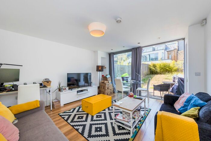 2 Bedroom Flat To Rent In Stadium Mews, Arsenal, N5