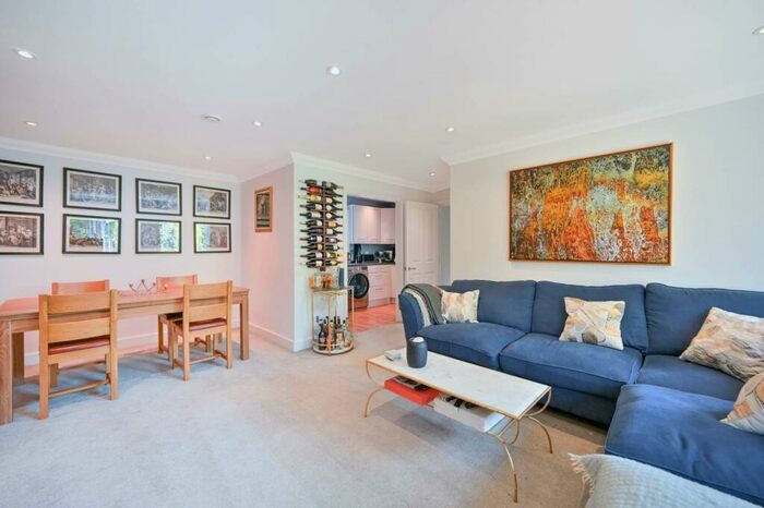 2 Bedroom Maisonette To Rent In High Street, Godalming, GU7