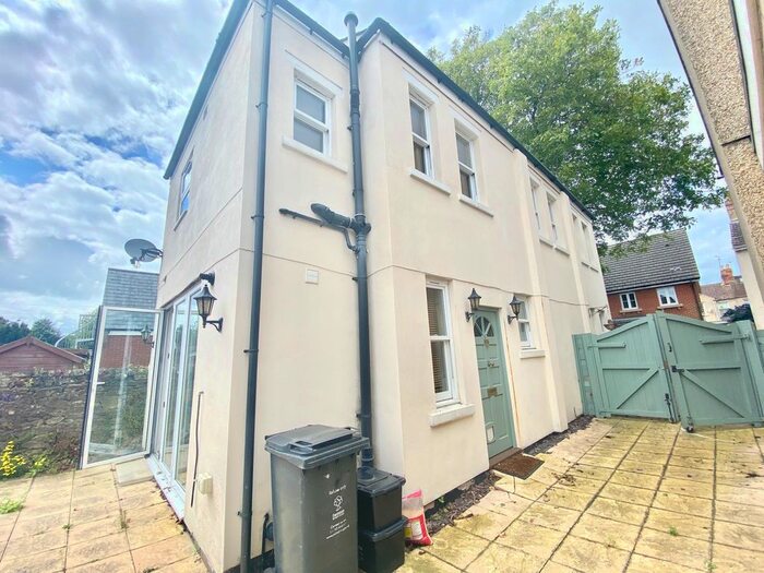 3 Bedroom Detached House To Rent In Ripley Road, Swindon, SN1