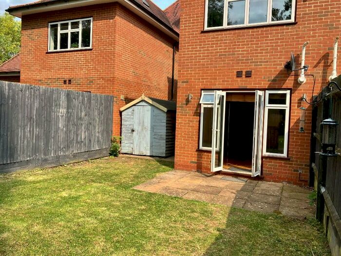 2 Bedroom Apartment To Rent In Shenley Lane, St. Albans, Hertfordshire, AL2