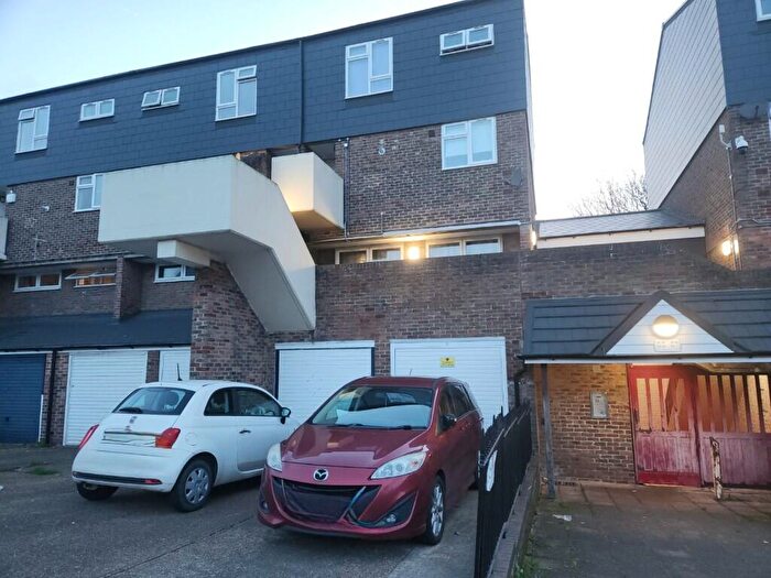 3 Bedroom Maisonette To Rent In Chieftan Drive, RM19