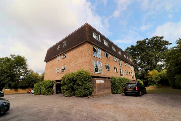 1 Bedroom Flat To Rent In Fairlawns, Addlestone, KT15