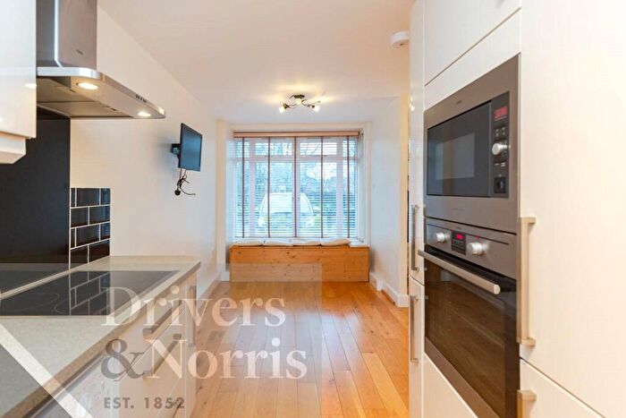 1 Bedroom Terraced House To Rent In Parkside Crescent, Islington, Holloway, London, N7