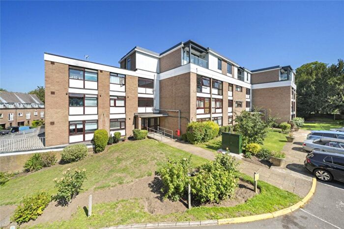 2 Bedroom Flat For Sale In Beechcroft Manor, Weybridge, Surrey, KT13