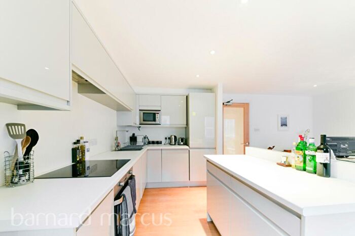 1 Bedroom Flat To Rent In Oaks Square, Epsom, KT19