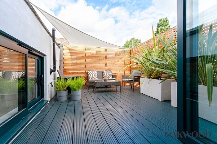 2 Bedroom Flat For Sale In Stoke Newington High Street, London, N16