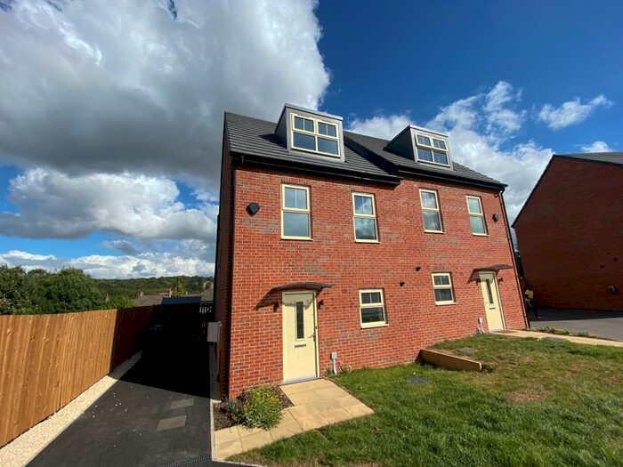 4 Bedroom House To Rent In Byland Grange, Leeds, LS14
