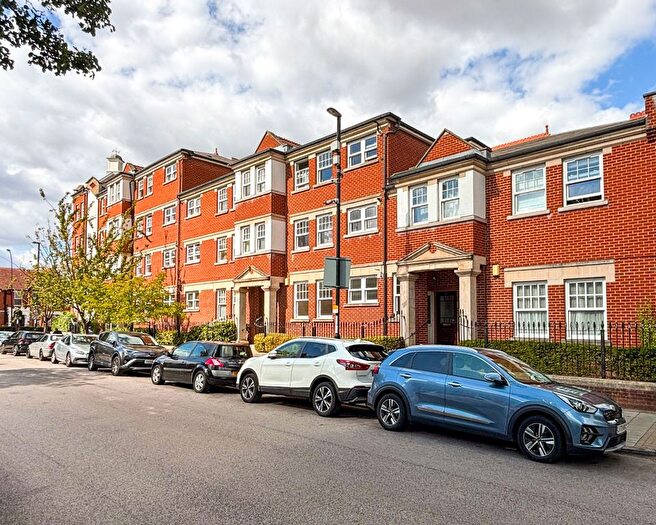 2 Bedroom Flat For Sale In Bromley Road, London, SE6