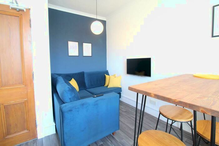 4 Bedroom Flat To Rent In Elmfield Avenue, Top Floor, AB24