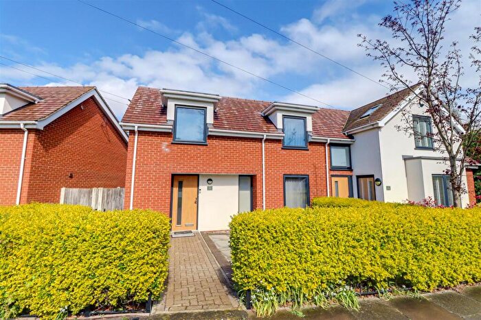 2 Bedroom Semi Detached House For Sale In Prince Avenue, Westcliff-On-Sea, SS0