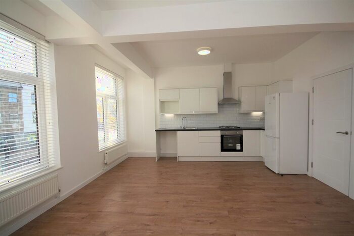 2 Bedroom Flat To Rent In Turners Hill, Cheshunt, Waltham Cross, EN8