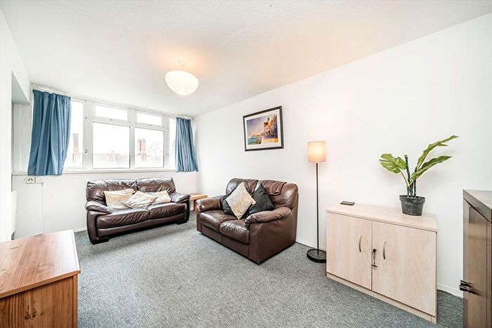 3 Bedroom Flat To Rent In Garratt Lane, Tooting, SW17