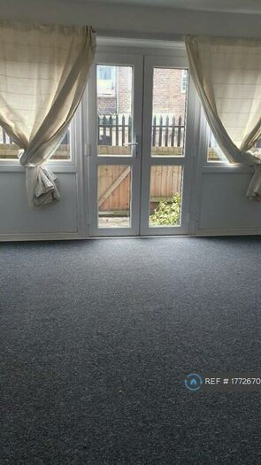 3 Bedroom Maisonette To Rent In Ailsa House, Salford, M6