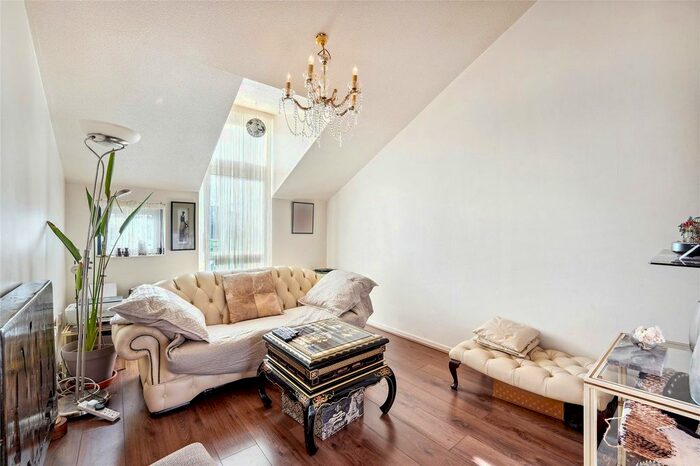 1 Bedroom Maisonette To Rent In Evesham Walk, Myatts Fields South, London, SW9