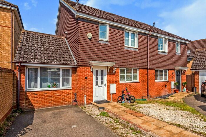 4 Bedroom Semi-Detached House To Rent In Thistle Drive, Hatfield, AL10