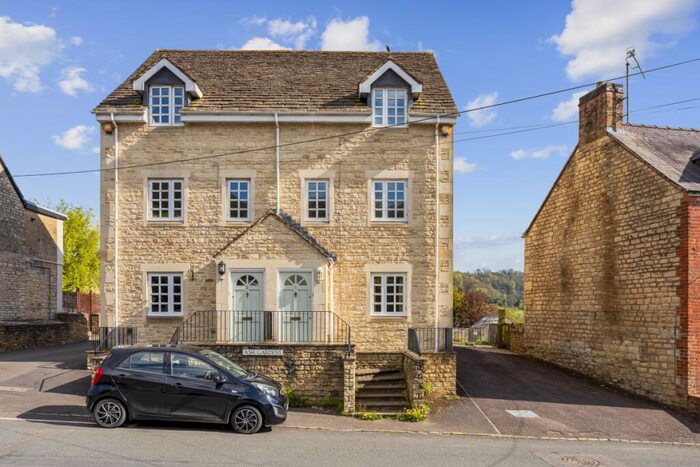 4 Bedroom Town House To Rent In The Street Dursley, GL11