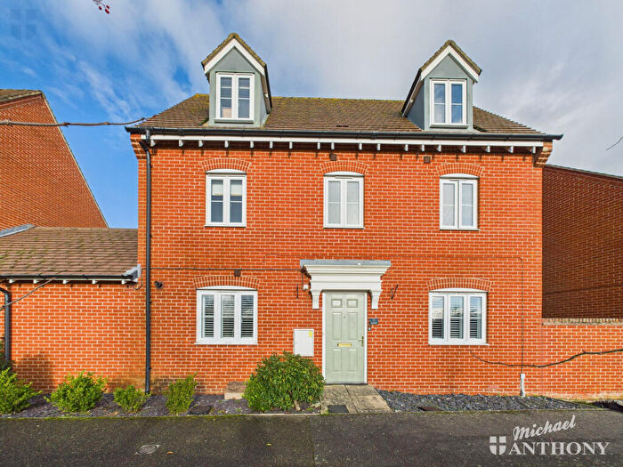 5 Bedroom Detached House For Sale In Wykeham Path, Aylesbury, HP19