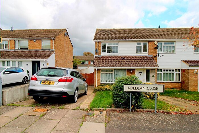 3 Bedroom Semi-Detached House For Sale In Roedean Close, Stopsley, Luton, Bedfordshire, LU2