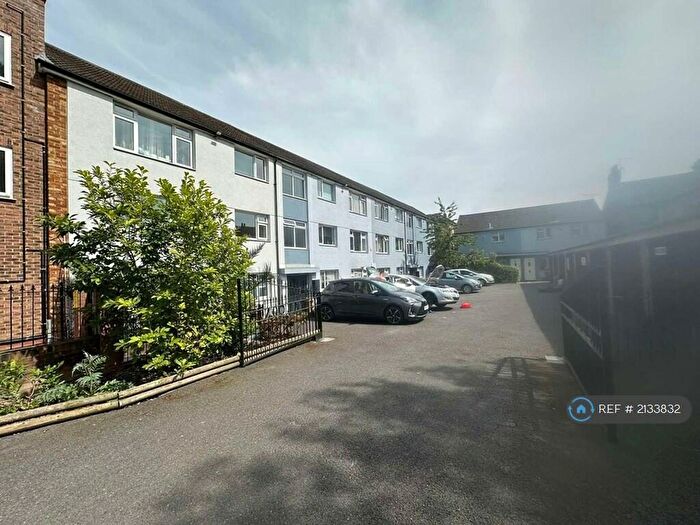 2 Bedroom Flat To Rent In Albert Road, London, E18