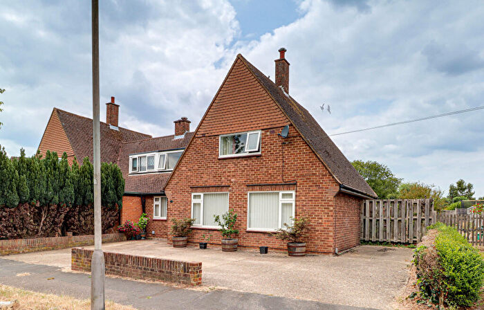 3 Bedroom Semi-Detached House For Sale In South Close, Chiswell Green, St Albans, AL2