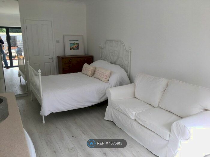 Studio To Rent In Dolphin Road, Slough, SL1