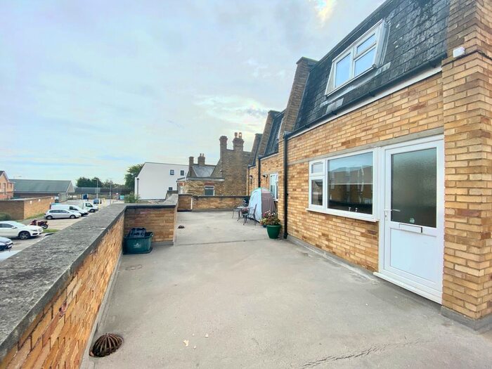 2 Bedroom Flat To Rent In Goffs Lane, Goffs Oak, Herts, EN7