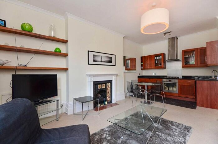 2 Bedroom Flat For Sale In Redcliffe Gardens, Chelsea, London, SW10