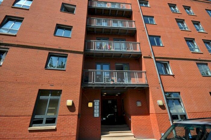 2 Bedroom Flat To Rent In Lake House, Manchester, M15
