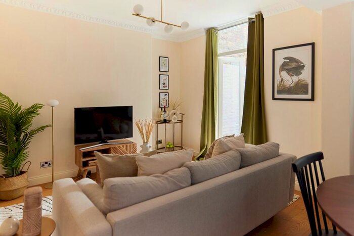 2 Bedroom Flat To Rent In Moreton Place, London, SW1V