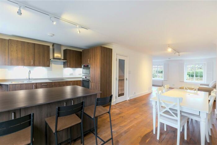 4 Bedroom Town House To Rent In Grove Park, London, SE5