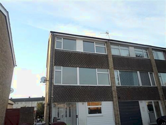 3 Bedroom Maisonette To Rent In Combe Road, Reading, Berkshire, RG30