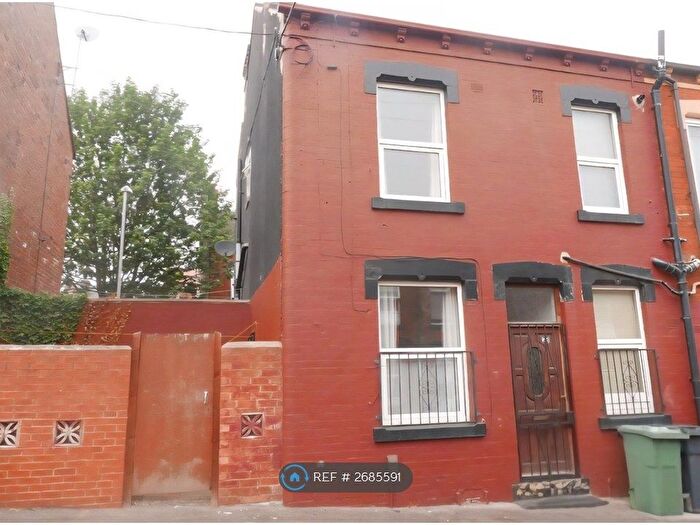 2 Bedroom End Of Terrace House To Rent In Aviary Grove, Leeds, LS12